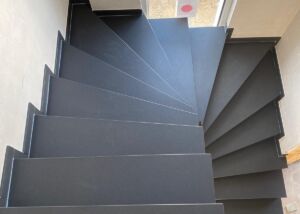 Gewendelte Granittreppe in Anthrazit_2