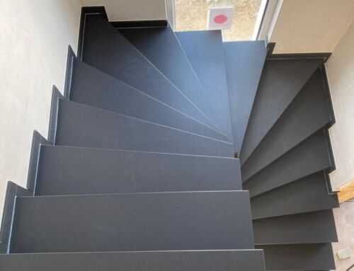 Gewendelte Granittreppe in Anthrazit