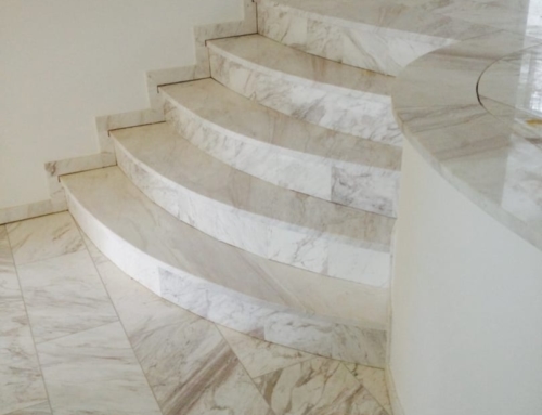 Treppe rund weiß muster