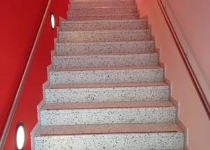 Treppe aus hellem Betonwerkstein mit Kontraststreifen