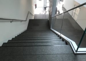 Schwarze Granittreppe mit Kontraststreifen und Zwischenpodest